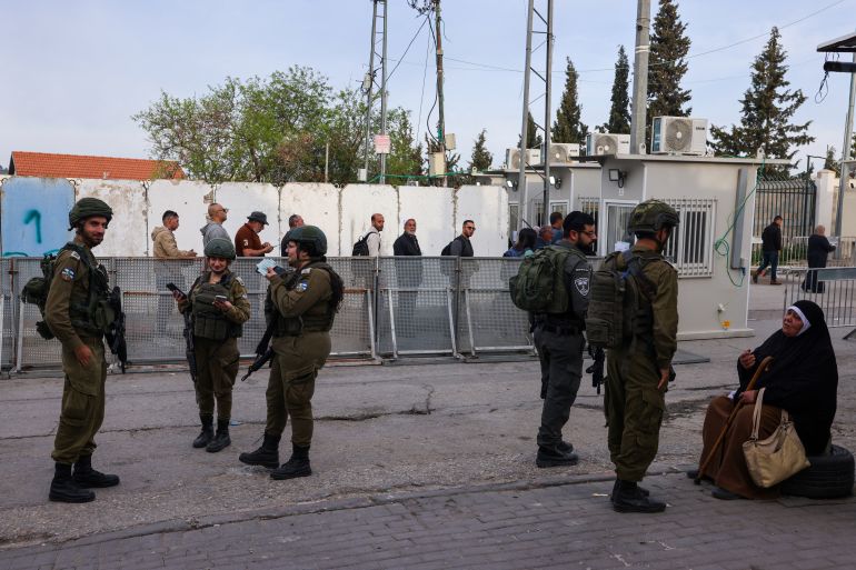 بهذه القيود يخنق الاحتلال فلسطينيي الضفة 20 Palestinian Muslims wait at an Israeli checkpoint in Bethlehem, in the occupied West Bank, on March 14, 2025, to go to the Al-Aqsa Mosque compound in east Jerusalem for Friday prayers during the holy fasting month of Ramadan. (Photo by Hazem BADER / AFP)