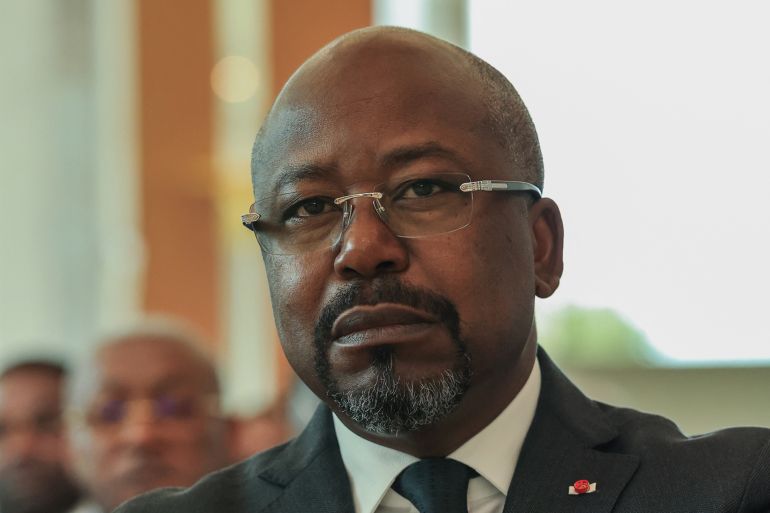 العدل الدولية تحكم لصالح غينيا الاستوائية في جزر متنازع عليها مع الغابون 20 Gabon's former prime minister, Alain Claude Bilie-By-Nze looks on before General Brice Oligui Nguema (unseen) is sworn in as Gabon's transitional president in Libreville on September 4, 2023. (Photo by AFP)