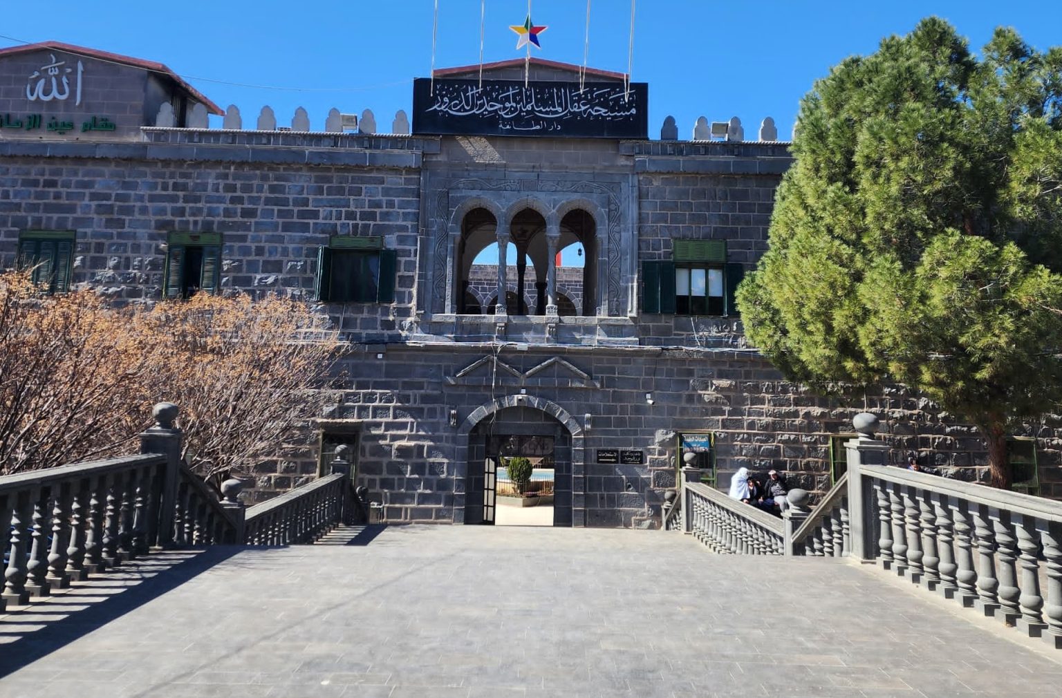 كيف يؤثر رفع العقوبات على العلاقة بين دروز السويداء وإدارة دمشق؟ D8B4D8A8D98AD8B4D8B0D8B7D8B8D8B04 1747476618