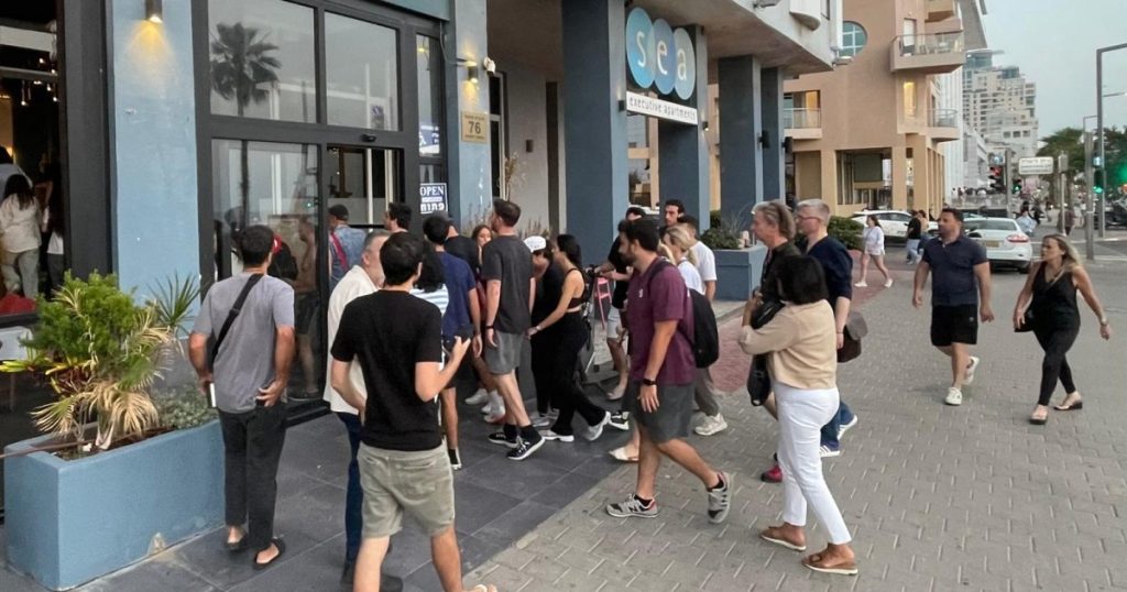 مغردون يرحبون بصواريخ الحوثي التي ضربت إسرائيل D98AD8B3 3 1747206930