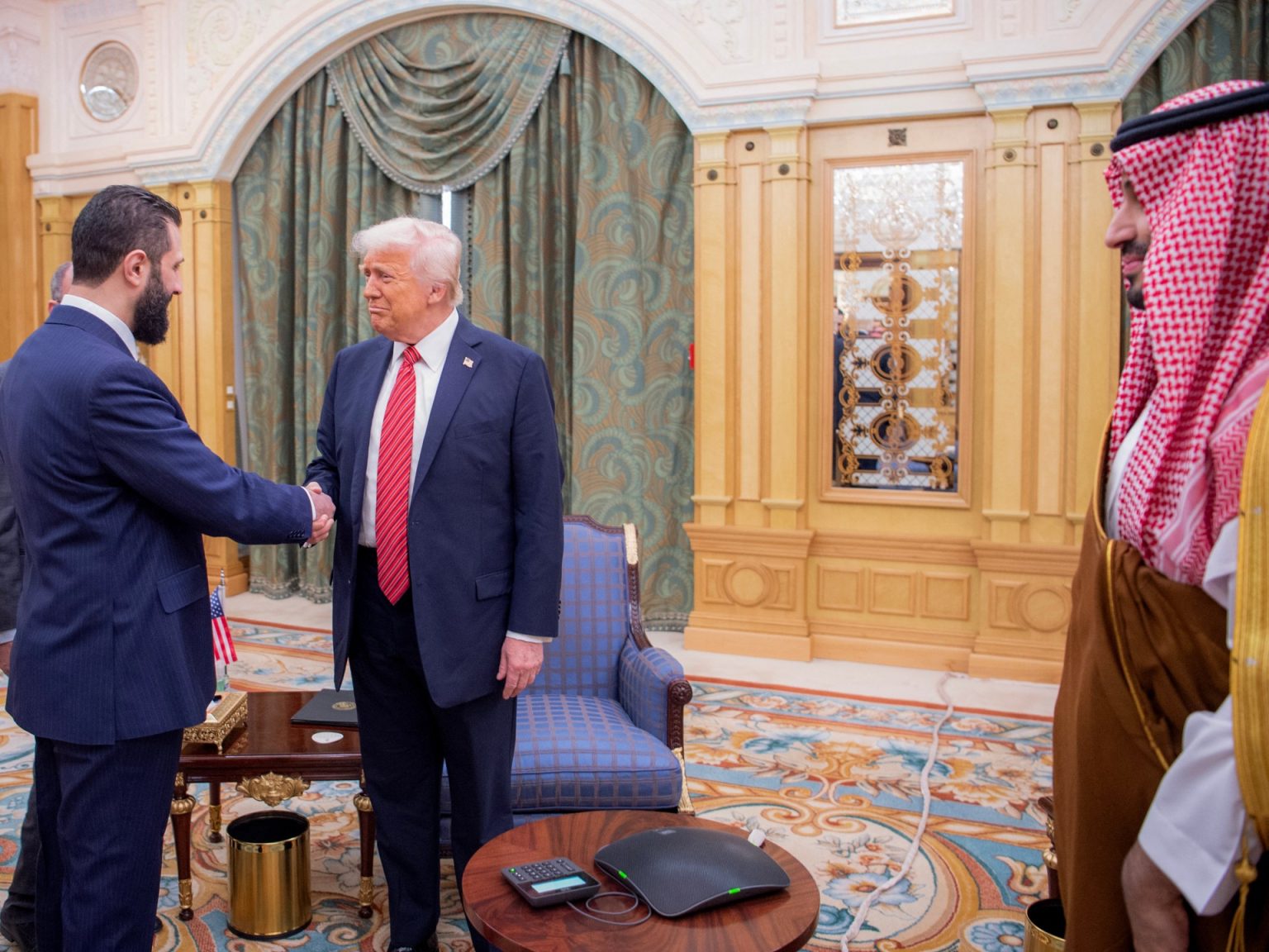 رفع ترامب العقوبات عن سوريا.. إجراء سريع أم مسار طويل؟ D98AD98AD98A 1747211773