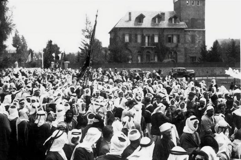 سلطان باشا الأطرش.. الزعيم الدرزي الذي واجه الاحتلال 22 Druze warriors preparing to go to battle with Sultan Pasha al-Atrash in 1925. Date 1925 Source http://www.syrianhistory.com/photos/116.jpg