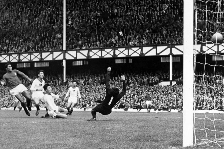 أوزيبيو.. "النمر الأسود" الذي حرمته السياسة من غزو أوروبا 19 1966 World Cup quarter-final Portugal's Eusebio scores the first of his four goals in 5-3 win over North Korea Image credit: PA Photos