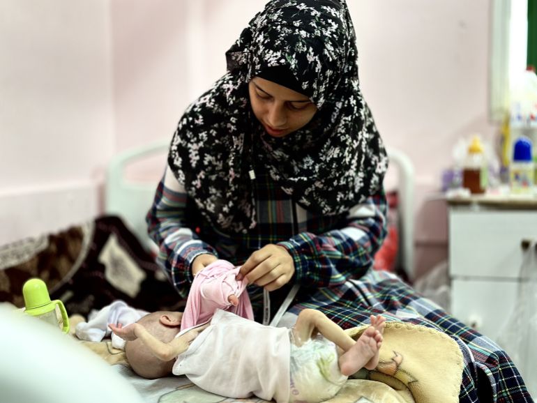 رضيعة فلسطينية تموت جوعا بين ذراعي أمها في غزة المحاصرة 19 G444 1746316292