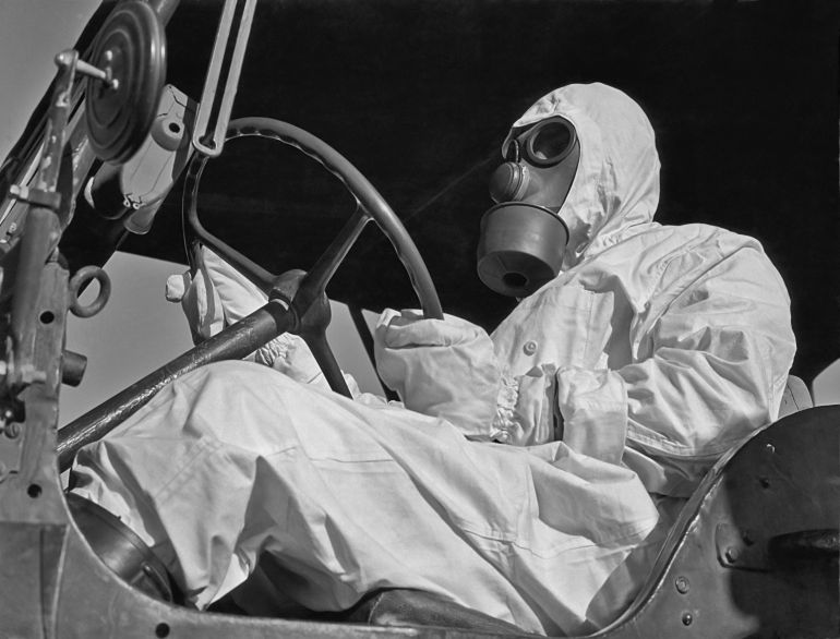 “اليربوع الأزرق”.. حين صنعت فرنسا مجدها النووي على أنقاض البشر والرمال الجزائرية 6 A scientist in a protective suit at the French nuclear testing site in Reggan, Algeria in 1960. (Photo by Authenticated News/Archive Photos/Getty Images)