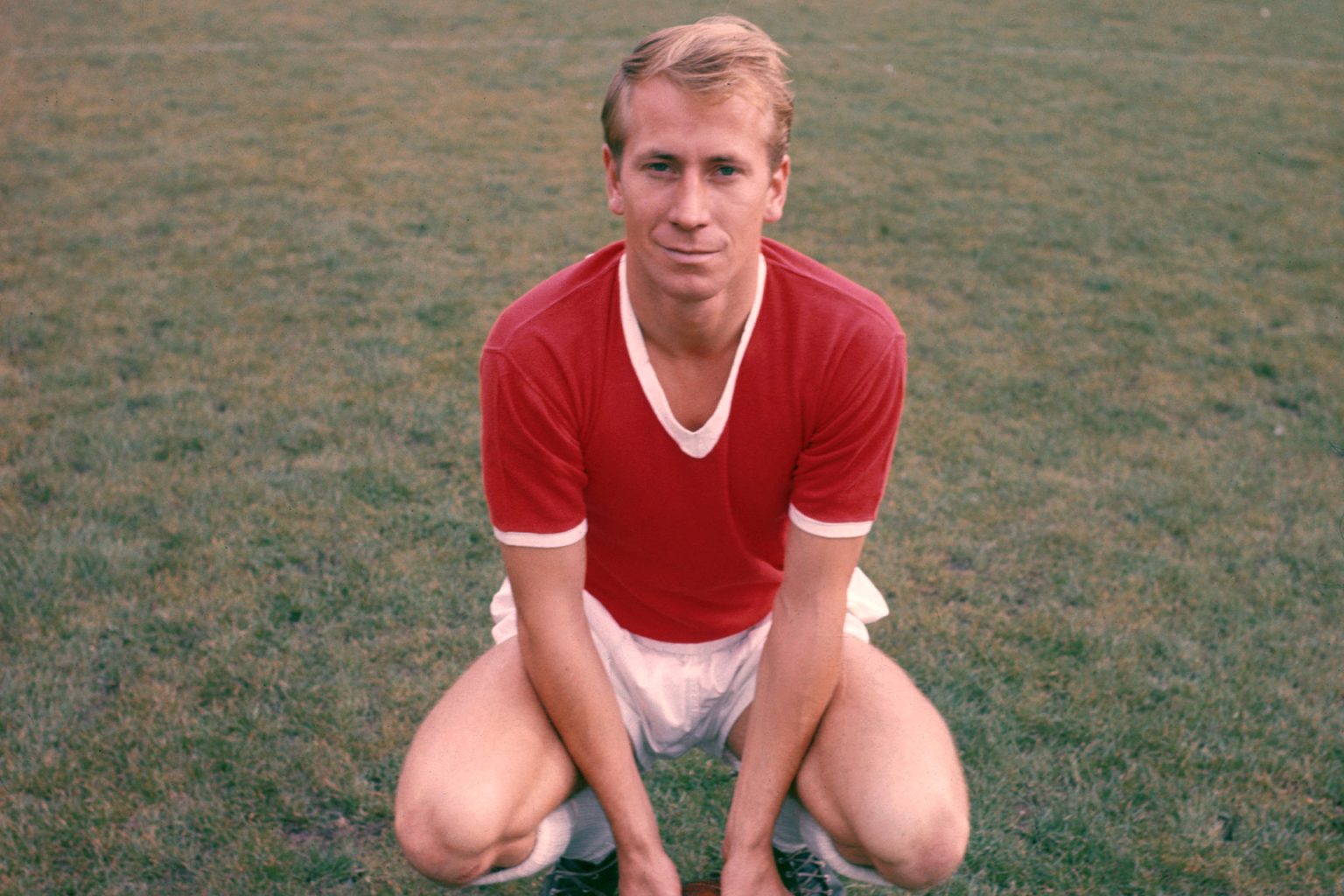 بوبي تشارلتون.. أيقونة إنجليزية خرجت من حطام الطائرة لتصنع المجد GettyImages 1521223 1747138088