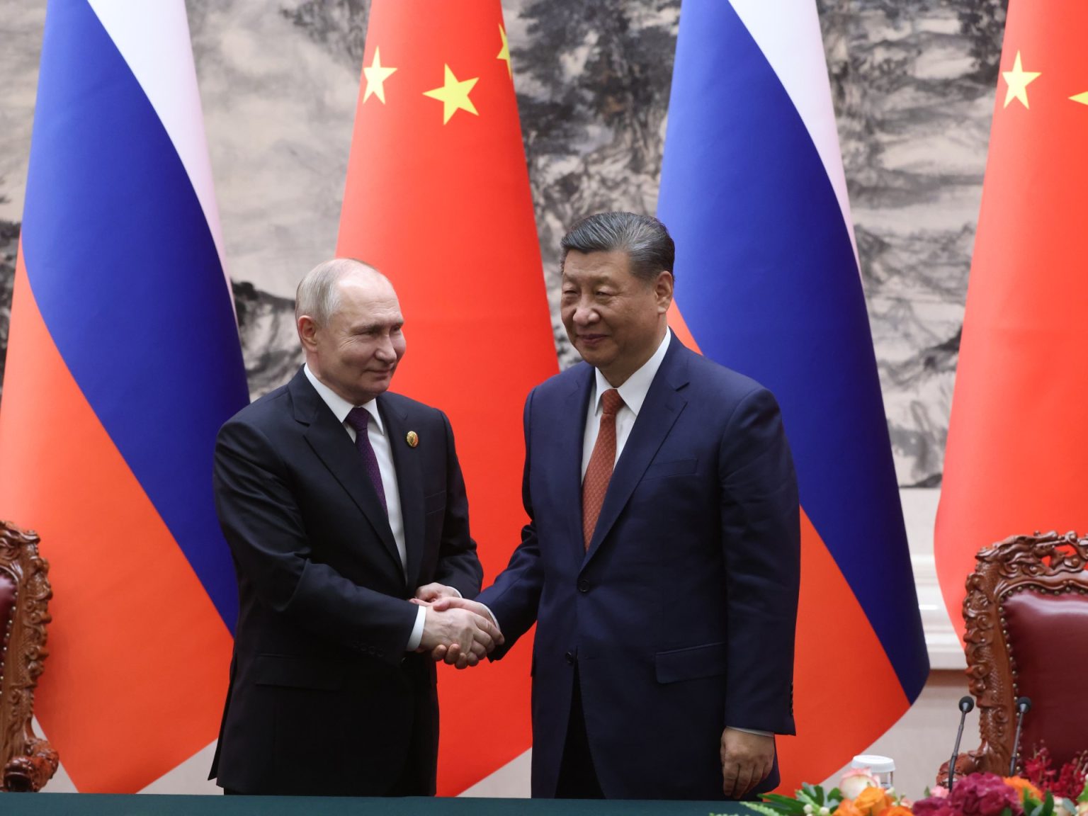 الرئيس الصيني سيزور روسيا للمشاركة في احتفالات عيد النصر GettyImages 2152601785 1715929753