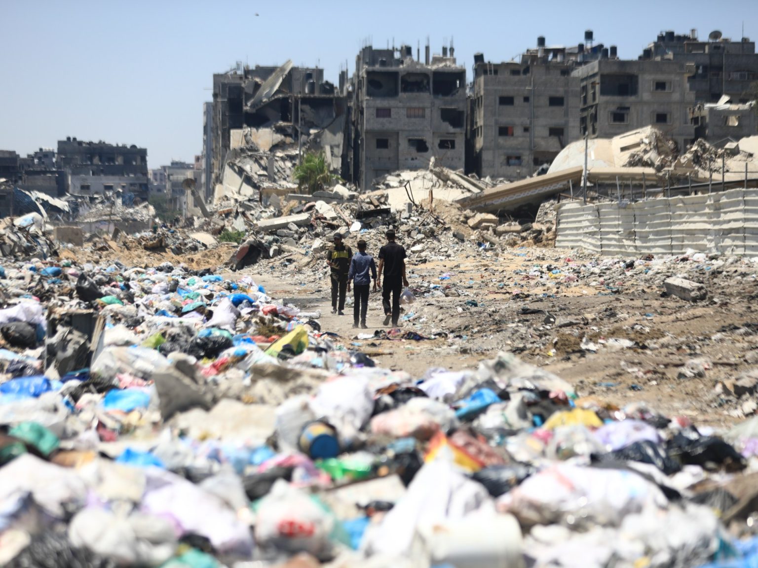 صور أقمار صناعية تكشف انتشارا خطيرا للنفايات في غزة GettyImages 2162327693 1747133428