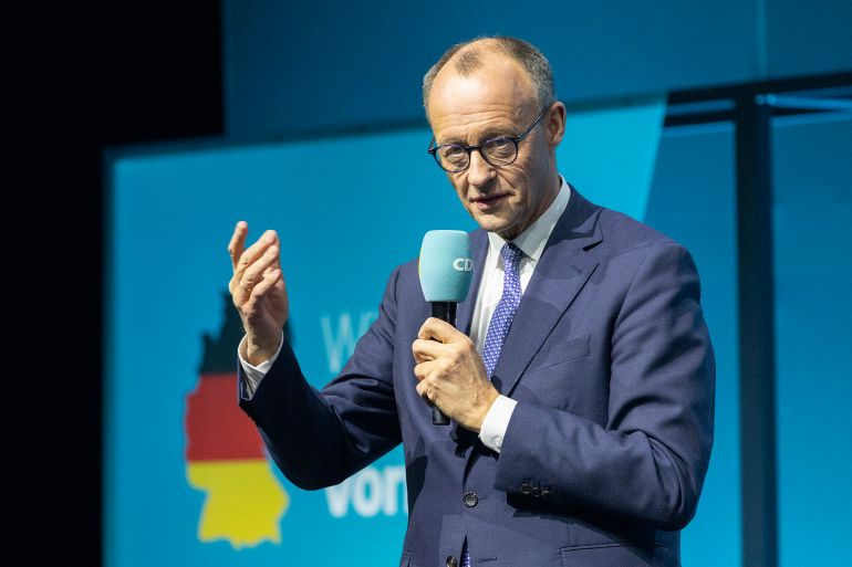 البرلمان الألماني يفشل في اختيار مستشار جديد 19 BERLIN, GERMANY - FEBRUARY 20: Friedrich Merz, chancellor candidate of Germany's Christian Democrats (CDU/CSU), speaks to voters during an election campaign tour stop on February 20, 2025 in Berlin, Germany. Merz is currently leading in polls ahead of snap federal parliamentary elections scheduled for February 23. (Photo by Maja Hitij/Getty Images)