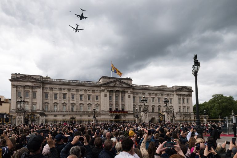 بالصور.. روسيا وأوروبا تحييان ذكرى الانتصار على النازية 24 LONDON, UNITED KINGDOM - MAY 05, 2025: Crowds gather outside Buckingham Palace to watch a fly-past by the Royal Air Force Voyager and A400M Atlas during 80th anniversary of VE Day celebrations in London, United Kingdom on May 05, 2025. Victory in Europe Day is the day celebrating Germany's unconditional surrender of its armed forces on Tuesday, 8 May 1945 towards the end of World War II. (Photo credit should read Wiktor Szymanowicz/Future Publishing via Getty Images)