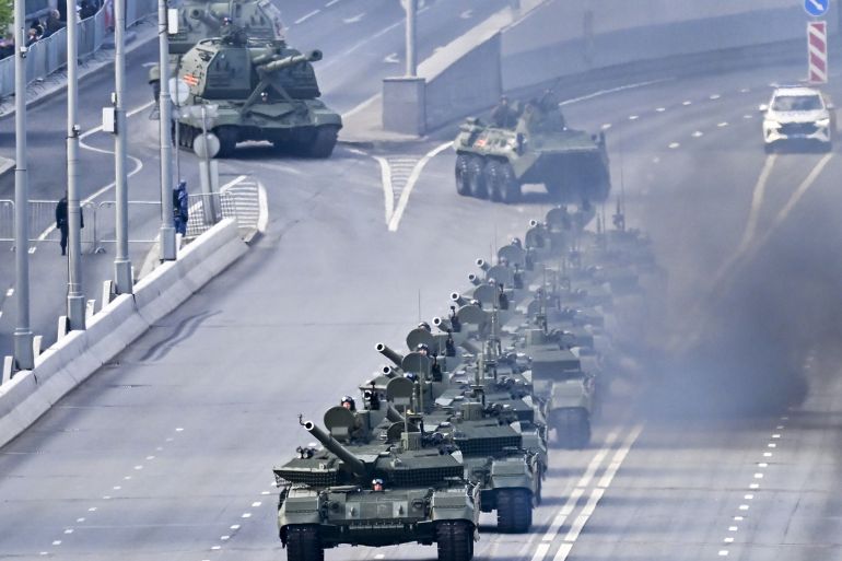 بالصور.. روسيا وأوروبا تحييان ذكرى الانتصار على النازية 27 MOSCOW, RUSSIA - MAY 7: Russian military vehicles are on their way to Red Square during the general rehearsal of Victory Day military parade marking the 80th anniversary of the victory over Nazi Germany in World War II, at Red Square in Moscow, Russia on May 7, 2025. (Photo by Sefa Karacan/Anadolu via Getty Images)