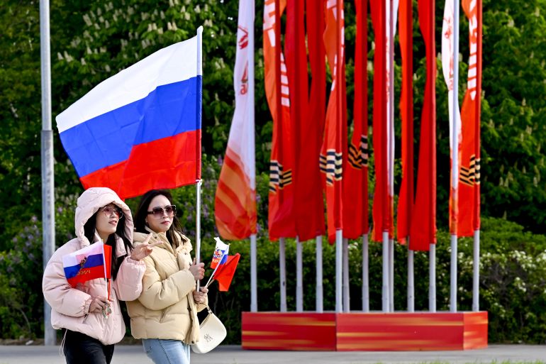 بالصور.. روسيا وأوروبا تحييان ذكرى الانتصار على النازية 26 MOSCOW, RUSSIA - MAY 7: Chinese people follow the last rehearsal of Victory Day military parade marking the 80th anniversary of the victory over Nazi Germany in World War II, at Red Square in Moscow, Russia on May 7, 2025. (Photo by Sefa Karacan/Anadolu via Getty Images)