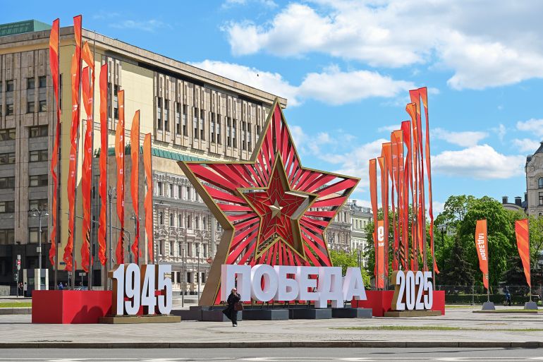 بالصور.. روسيا وأوروبا تحييان ذكرى الانتصار على النازية 25 MOSCOW, RUSSIA - MAY 07: Decorative installations are set up on the street on May 7, 2025 in Moscow, Russia. Chinese President Xi Jinping will pay a state visit to Russia from May 7 to 10 and attend the celebrations marking the 80th anniversary of the Victory in the Great Patriotic War in Moscow. (Photo by VCG/VCG via Getty Images)