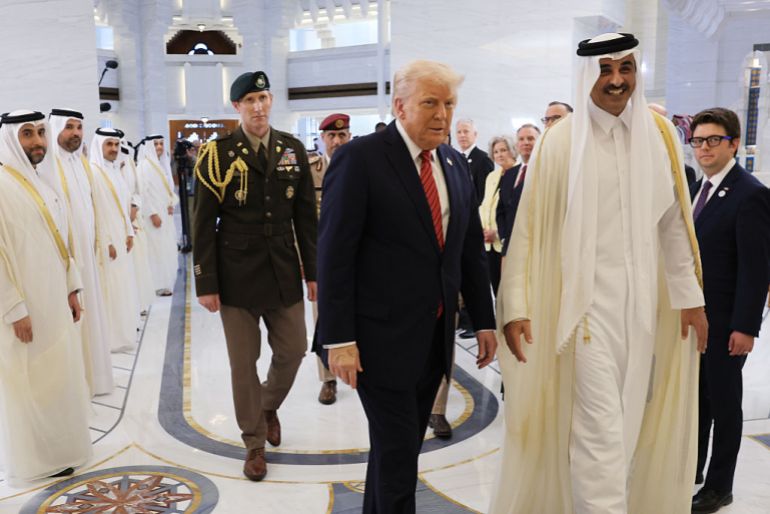 بالصور.. كيف استقبلت الدوحة الرئيس ترامب؟ 24 DOHA, QATAR - MAY 14: U.S. President Donald J. Trump participates in an arrival ceremony with Emir of Qatar Tamim bin Hamad al Thani at the Amiri Diwan, the official workplace of the emir, on May 14, 2025, in Doha, Qatar. The visit underscores the strategic partnership between the United States and Qatar, focusing on regional security and economic collaboration. (Photo by Win McNamee/Getty Images)