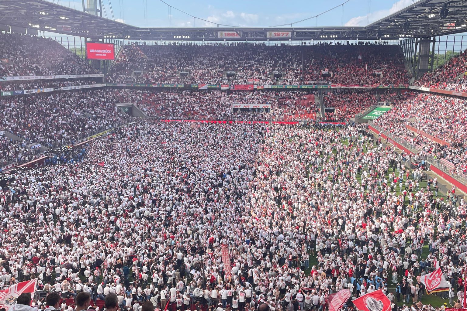 ناد يبيع عشب ملعبه قِطعًا احتفالا بالعودة للدوري الألماني GettyImages 2215371378 1747667179