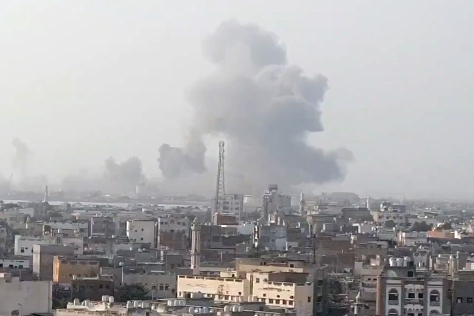 إسرائيل تقصف ميناءين باليمن وتتوعد باستهداف عبد الملك الحوثي GrE 1BOXwAAlSLO 1747407150