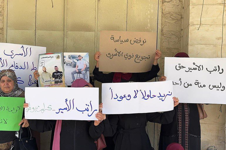 وقف مخصصات الأسرى.. طوق نجاة أم انقلاب على ثابت فلسطيني؟ 20 أهالي الأسرى في جنين يعتصمون أمام مقر هيئة شؤون الأسرى والمحررين للمطالبة بإعادة السلطة لرواتب أبنائهم شبكة قدس الإخبارية @qudsn