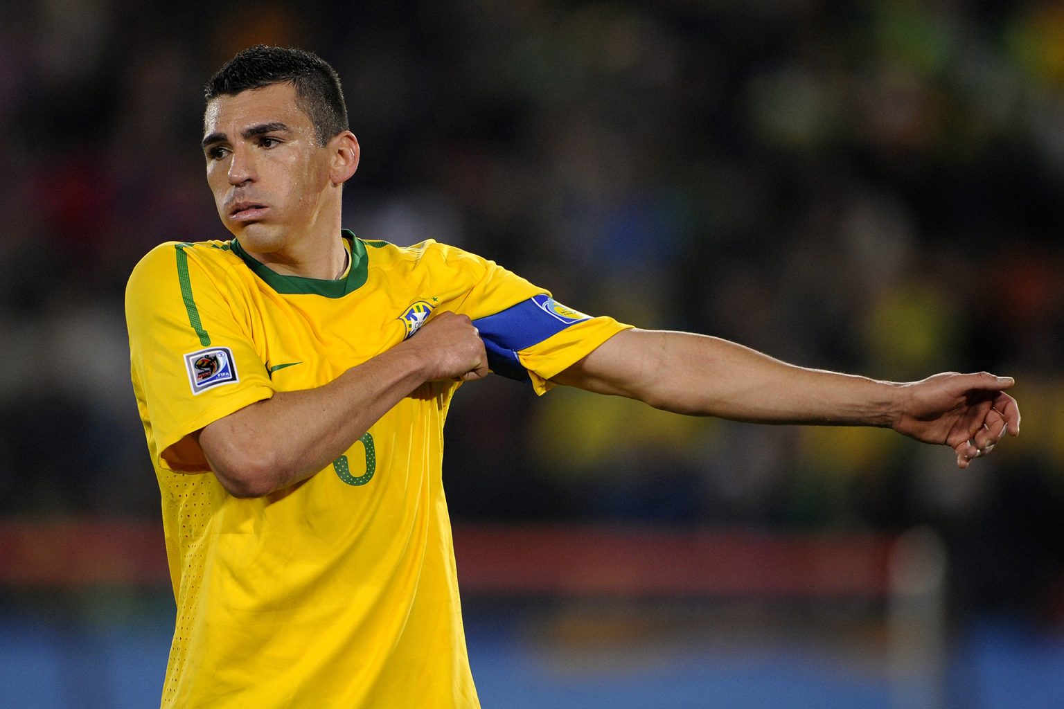 “انفجار مدفأة” يتسبب بحروق بالغة للوسيو نجم البرازيل السابق Lucio 1747509195