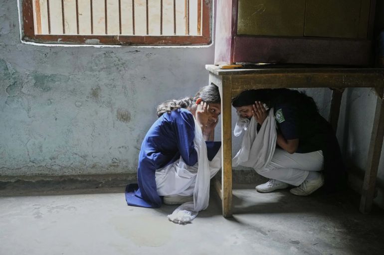 هل أنقذت إدارة ترامب العالم من كارثة نووية بين الهند وباكستان؟ 21 School students participate in a mock drill trained by civil defence members to respond in case of attack in Guwahati, India, Saturday, May 10, 2025 amid rising fears of wider conflict following India's strikes in Pakistan. Anupam Nath - AP