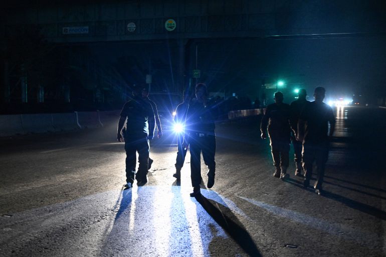 هل أنقذت إدارة ترامب العالم من كارثة نووية بين الهند وباكستان؟ 23 Security personnel cordon off a road near Nur Khan military airbase after Indian strikes in Rawalpindi on May 10, 2025. Pakistan's military on May 10 said India launched another wave of missiles targeting three air bases -- including one on the outskirts of the capital -- as the conflict between the nuclear-armed neighbours spiralled toward full-blown war. (Photo by Aamir QURESHI / AFP)