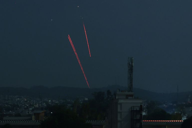 هل أنقذت إدارة ترامب العالم من كارثة نووية بين الهند وباكستان؟ 22 Trails from an Indian air defence system are seen above Jammu during a Pakistani strike on May 9, 2025. The Indian army on May 10 reported fresh Pakistani attacks along the border with its arch-foe as the conflict between the nuclear-armed neighbours spiralled. (Photo by Rakesh BAKSHI / AFP)