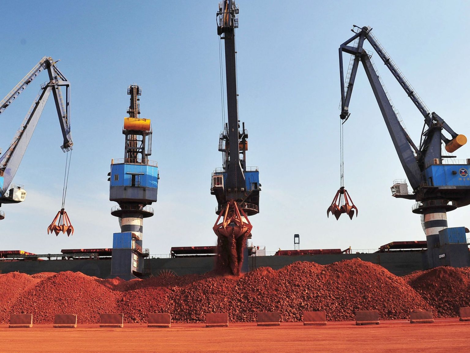 غينيا تسحب 51 رخصة للتعدين عن المعادن RC2JIEAALWKF 1747477407