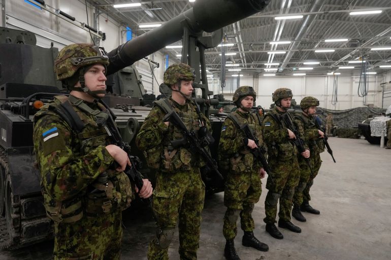 شبح "الرجال الخضر الصغار" يخيم على دول البلطيق 23 UK and Baltic defence ministers meet in Estonia to discuss providing heavy weaponry to Ukraine Estonian NATO troops stand in line during a news conference of British Secretary of State for Defence Ben Wallace, Baltic defence ministers and representatives from other NATO members in Tapa Army Base, Estonia, January 19, 2023. REUTERS/Ints Kalnins DATE 19/01/2023 SIZE 5500 x 3667 SOURCE REUTERS/Ints Kalnins
