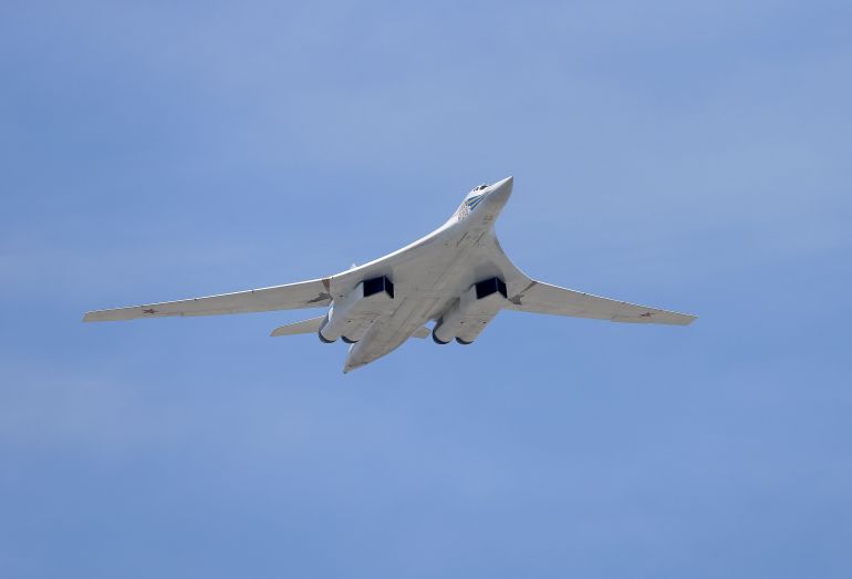 ما هي الأسلحة النووية التي تمتلكها روسيا إذا قررت ضرب أوكرانيا؟ 20 A Tupolev Tu-160 Blackjack strategic bomber flies over the Red Square during the Victory Day parade in Moscow