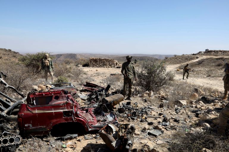 الحرب على تنظيم الدولة بالصومال.. هل ينجو من مصير الموصل؟ 20 Puntland security forces stand guard near the wreckage of a vehicle after capturing an ISIS base in Cal Miskaad mountain range in Bari, east of the Gulf of Aden in the city of Bosasso, Puntland region, Somalia January 25, 2025 REUTERS/Feisal Omar