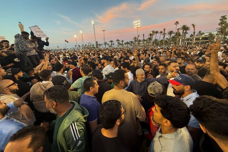 في أول كلمة له بعد اشتباكات طرابلس.. الدبيبة: المجموعات المسلحة تغوّلت 20 Demonstrators demand the overthrow of the Libya's Government of National Unity headed by Abdulhamid al-Dbeibah, in Martyrs' Square in Tripoli, Libya. May 16, 2025. REUTERS/Ayman al-Sahili