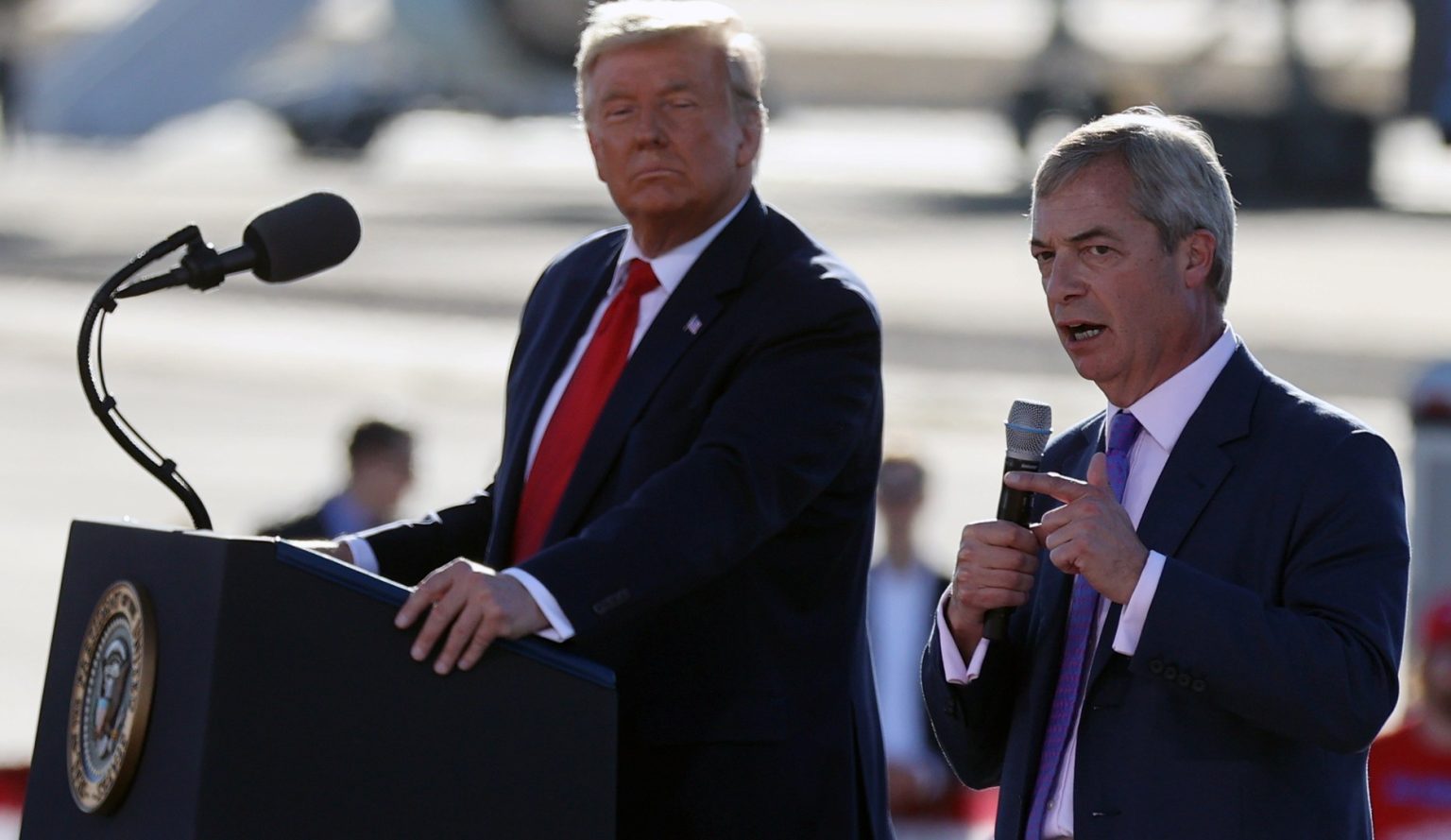 كاتب بريطاني: لماذا تنتشر أفكار ترامب بسرعة في بلادنا؟ Trump Neigel 1747062618