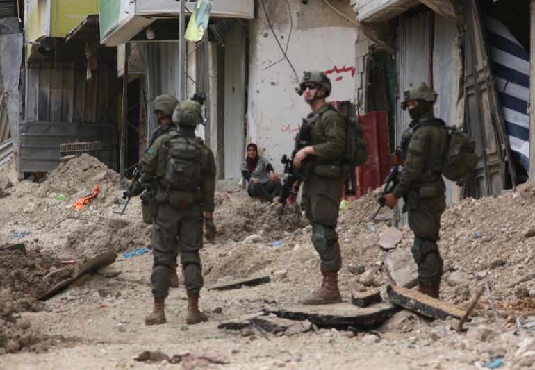 TULKARM, WEST BANK - MAY 02: Palestinians rush to their homes, to take what they could carry and left the area, on May 02, 2025 in Tulkarm, West Bank. The Israeli army notified the owners of 106 Palestinian homes in the West Bank city of Tulkarm and the Nur Shams Refugee Camp, east of the city, that it would demolish them. It was stated that Israeli forces are carrying out 'military purposes' in the areas where Palestinian houses are located and therefore warned the owners to evacuate their belongings. ( Nedal Eshtayah - Anadolu Agency )