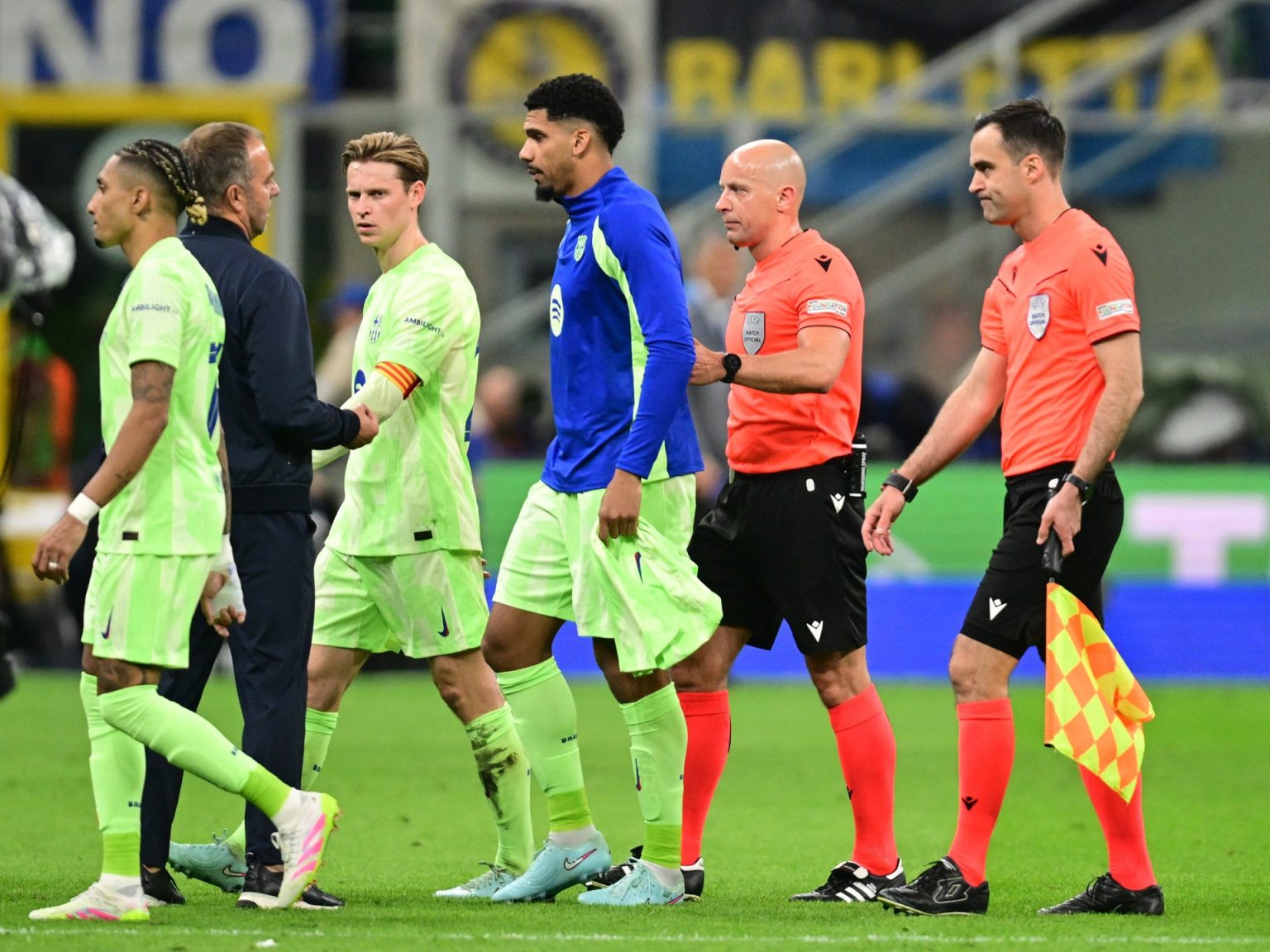 ركلتا جزاء وهدف سبقه خطأ.. فليك مدرب برشلونة غاضب من الحكم UP1EL561J56HQ 1746603259