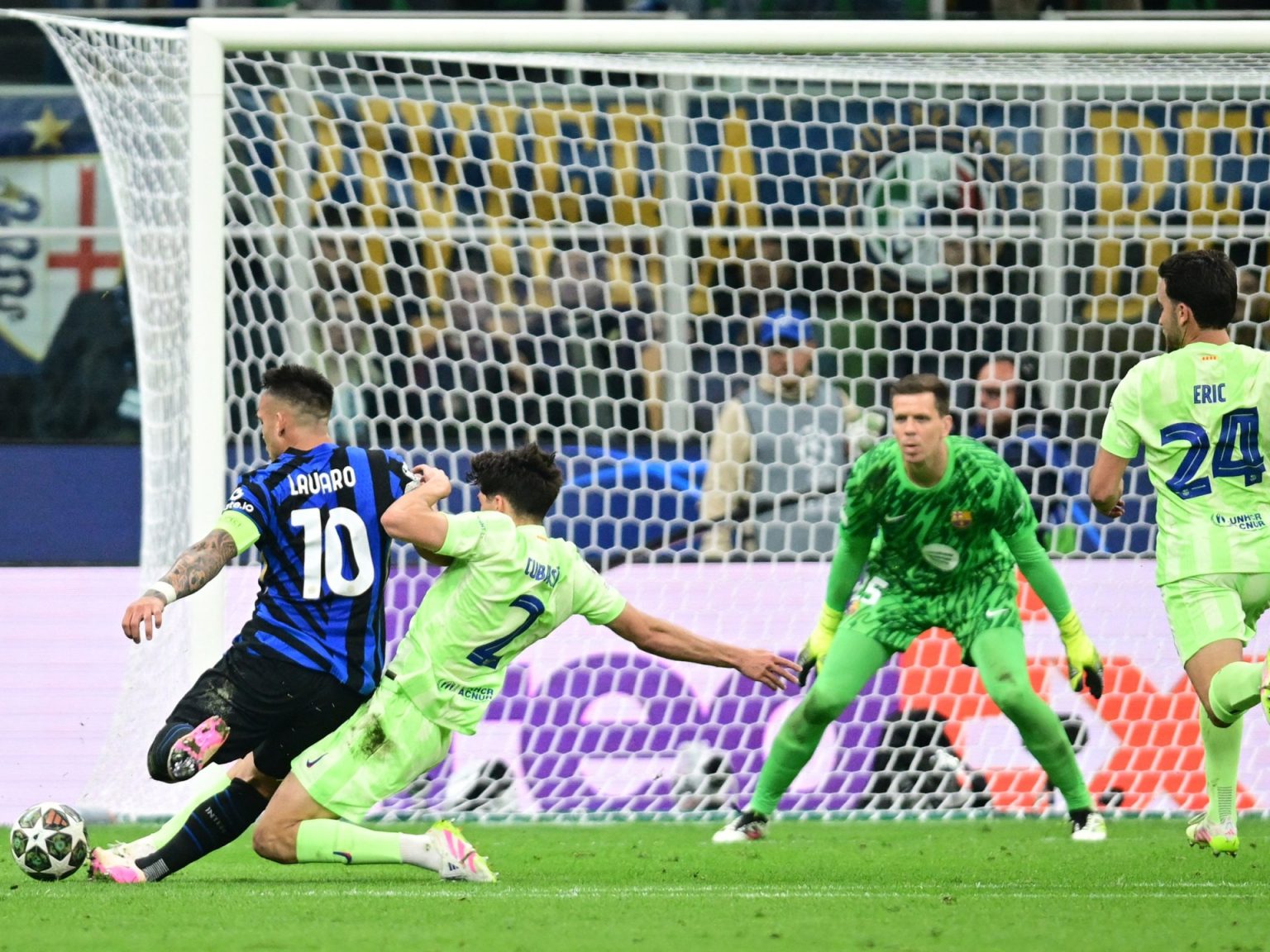 قرارات حكم مباراة إنتر ميلان وبرشلونة تثير جدلا بين الخبراء وفينغر ينتقد UP1EL561J7VHU 1746561947