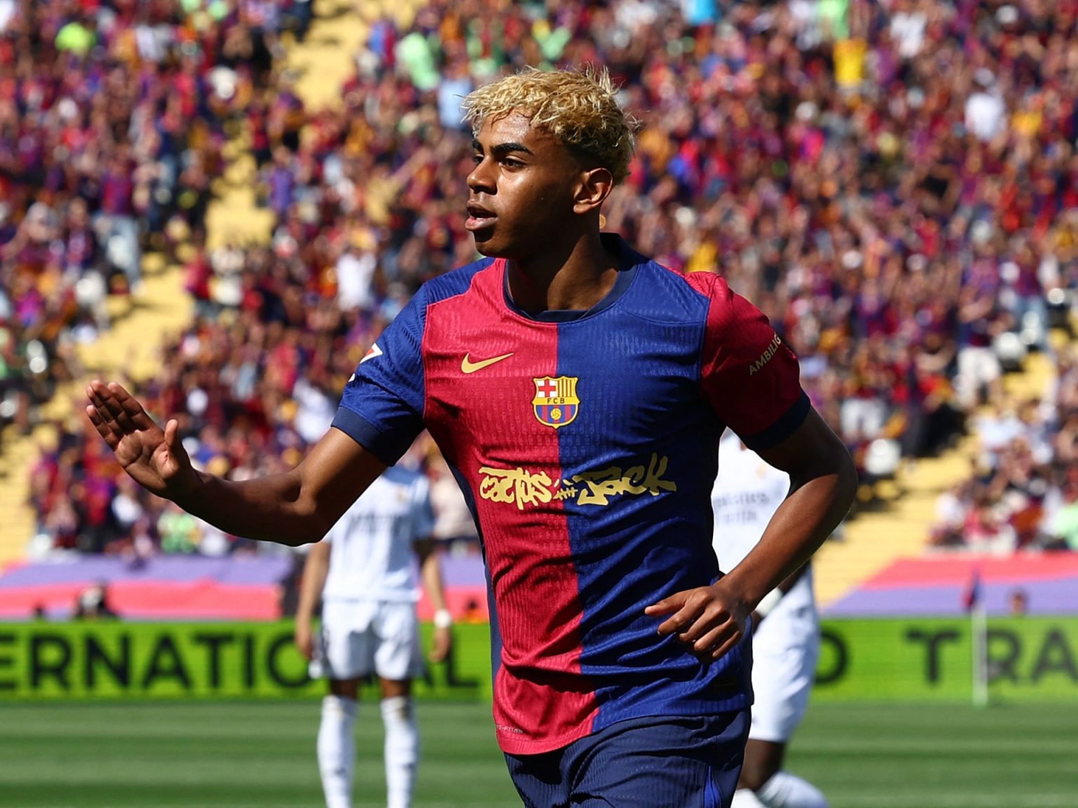 هل لامين جمال الأحق بالكرة الذهبية لعام 2025؟ UP1EL5B15AW6G 1746976034