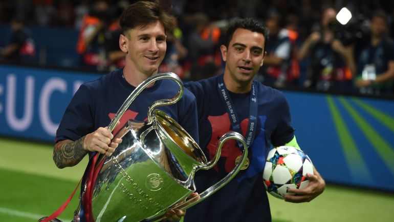 لاعبون أغلبهم من ريال مدريد أشاد بهم ميسي 20 Barcelona's midfielder Xavi Hernandez (R) and Barcelona's Argentinian forward Lionel Messi celebrate with the trophy after the UEFA Champions League Final football match between Juventus and FC Barcelona at the Olympic Stadium in Berlin on June 6, 2015. FC Barcelona won the match 1-3. AFP PHOTO / PATRIK STOLLARZ (Photo credit should read PATRIK STOLLARZ/AFP/Getty Images)