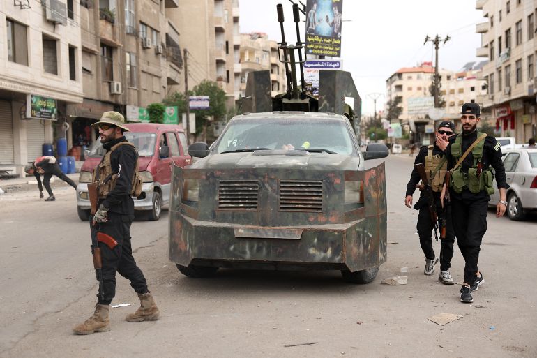 سوريا والتطبيع مع إسرائيل بين تحقيق المصالح والتفريط بالثوابت 19 Members of Syria's security forces stand guard at a checkpoint in Ashrafiyat Sahnaya near Damascus on May 1, 2025.