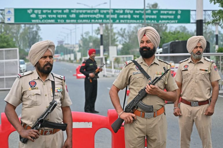 بالصور.. تصعيد جديد يعيد شبح المواجهة بين الهند وباكستان 29 Policemen stand guard on the entrance road of the Shri Guru Ram Das Ji International Airport on the outskirts of Amritsar on May 7, 2025.