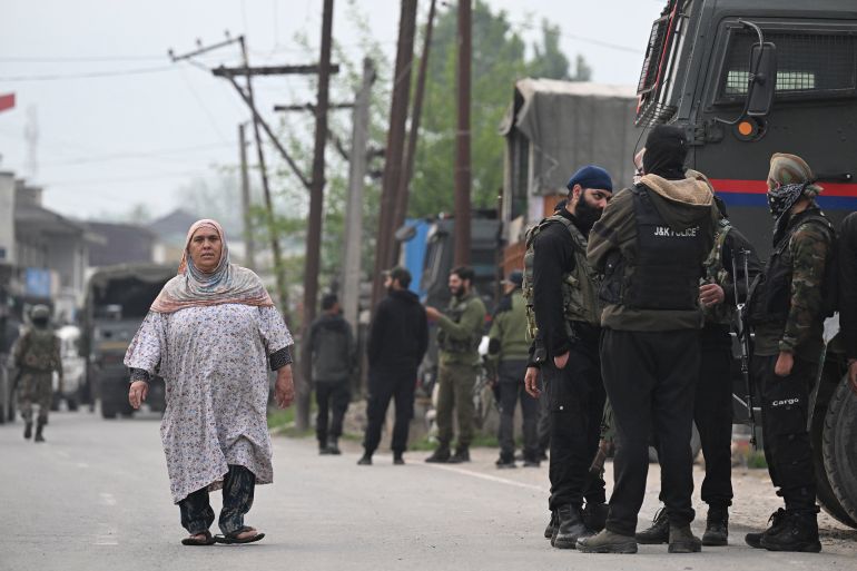 بالصور.. تصعيد جديد يعيد شبح المواجهة بين الهند وباكستان 25 Indian security personnel stand guard as a woman walks along a road in Wuyan near Indian-administered Kashmir's main city of Srinagar on May 7, 2025.