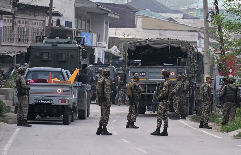 بالصور.. تصعيد جديد يعيد شبح المواجهة بين الهند وباكستان 20 Indian security personnel stand guard in Wuyan near Indian-administered Kashmir's main city of Srinagar on May 7, 2025.