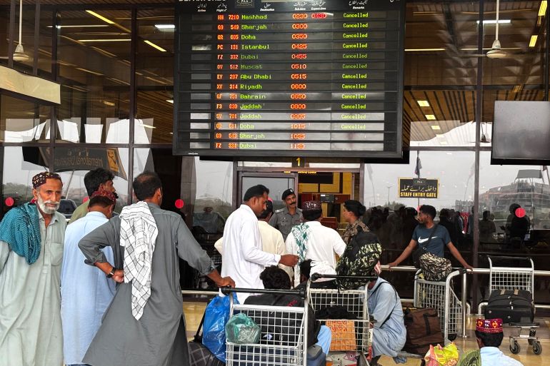 بالصور.. تصعيد جديد يعيد شبح المواجهة بين الهند وباكستان 27 Passengers wait at Jinnah International Airport after all domestic and international flights were cancelled in Karachi on May 7, 2025.
