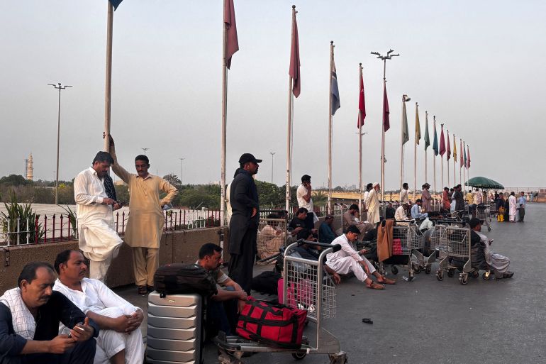 بالصور.. تصعيد جديد يعيد شبح المواجهة بين الهند وباكستان 28 Passengers wait outside at Jinnah International airport after all domestic and international flights were cancelled in Karachi on May 7, 2025.