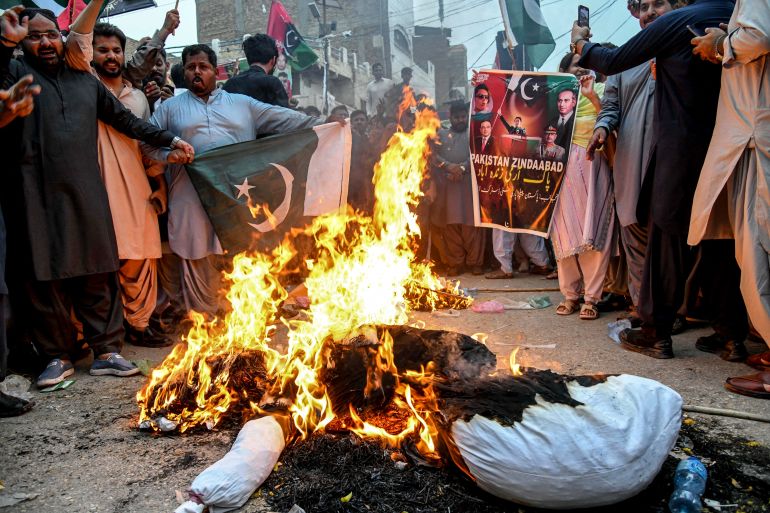هل أنقذت إدارة ترامب العالم من كارثة نووية بين الهند وباكستان؟ 31 Pakistan Peoples Party (PPP) activists burn an effigy of India's Prime Minister Narendra Modi during an anti-India protest in Larkana, Sindh province, on May 8, 2025.
