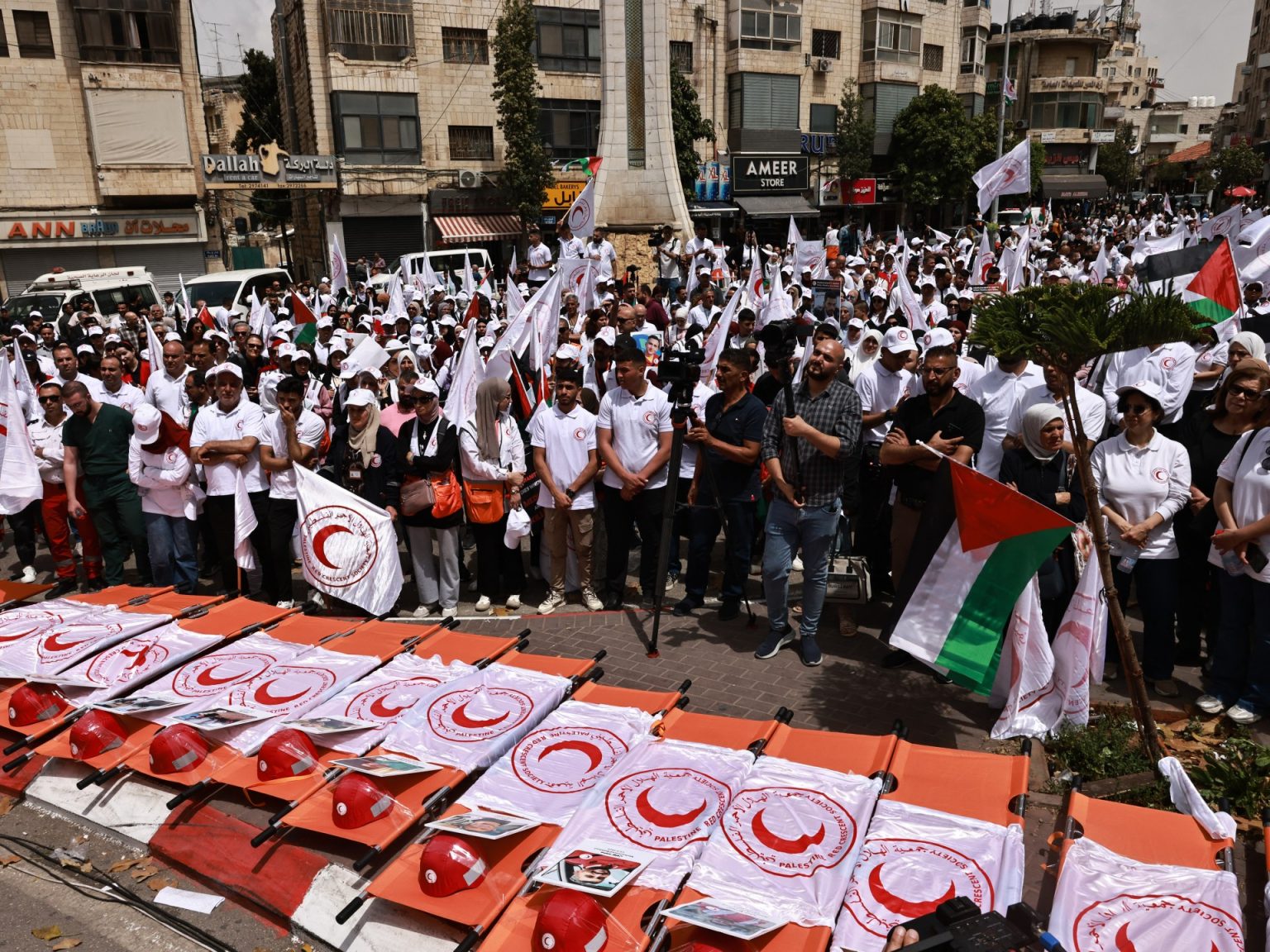 بالصور.. طواقم الهلال الأحمر تطالب بالحماية وسط غياب العدالة في غزة afp 6821de38154d 1747050040