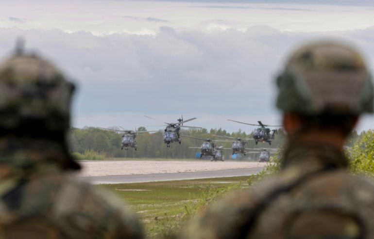 شبح "الرجال الخضر الصغار" يخيم على دول البلطيق 22 Soldiers look at German Air Force helicopters taking off at the airfield of Pajuostis in Panevezis, Lithuania on May 6, 2025, during the „Griffin Lightning 2025“ military exercises.
