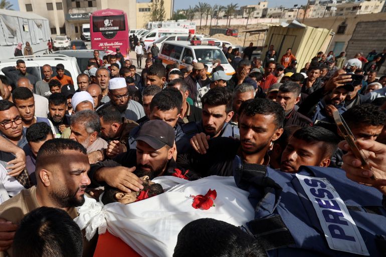 بالصور.. مستشفى ناصر الطبي يُقصف بمرضاه 22 EDITORS NOTE: Graphic content / Mourners bid farewell to Palestinian journalist Hassan Aslih, killed at dawn in an Israeli strike which hit the surgeries building at the Nasser hospital, during his funeral procession in Khan Yunis in the southern Gaza Strip on May 13, 2025.