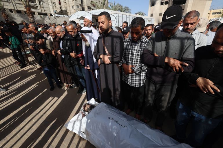 بالصور.. مستشفى ناصر الطبي يُقصف بمرضاه 21 EDITORS NOTE: Graphic content / Mourners pray over the body of Palestinian journalist Hassan Aslih, killed at dawn in an Israeli strike which hit the Nasser hospital in Khan Yunis, during his funeral in the southern Gaza Strip city on May 13, 2025.