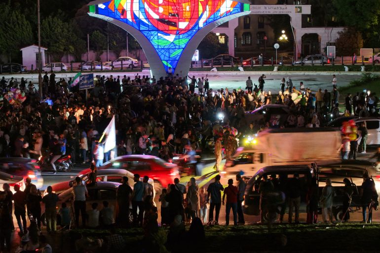 بالصور.. كيف تفاعل السوريون مع قرار رفع العقوبات الأميركية؟ 22 People celebrate in Damascus' Omeyyad square after US President Donald Trump's decision to lift sanctions in Syria, on May 13, 2025.