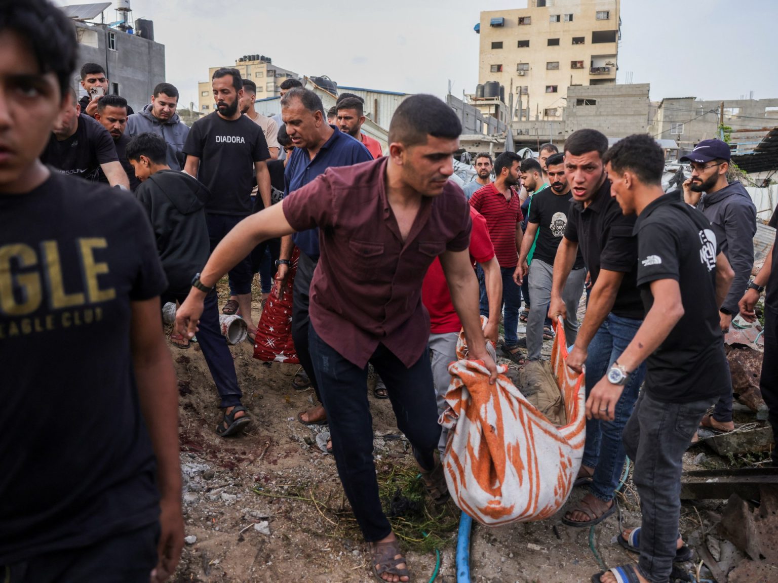 الاحتلال يبدأ عملية “عربات جدعون” بغزة ويهاجم المستشفى الإندونيسي afp 682a36167823 1747596822