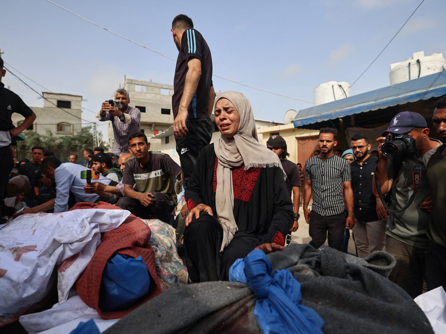 الحرب على غزة.. غارات مكثفة وسط وجنوب القطاع ونتنياهو يوافق مؤقتا على إدخال المساعدات afp 682a40b9264f 1747599545